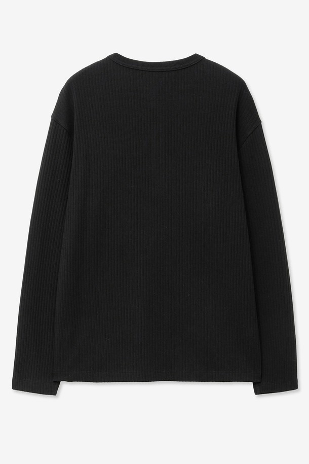 블랙 컬러의 립(Rib) 디테일 헨리넥 티셔츠입니다. 남성용으로, 봄, 가을에 착용하기 좋은 얇은 두께의 긴소매 티셔츠입니다. 부드러운 면 소재로 제작되어 편안한 착용감을 선사하며, 레귤러 핏으로 베이직하고 캐주얼한 스타일을 연출합니다. 출근룩이나 데이트룩과 같이 다양한 TPO에 활용 가능한 미니멀하고 클래식한 디자인의 티셔츠입니다.
