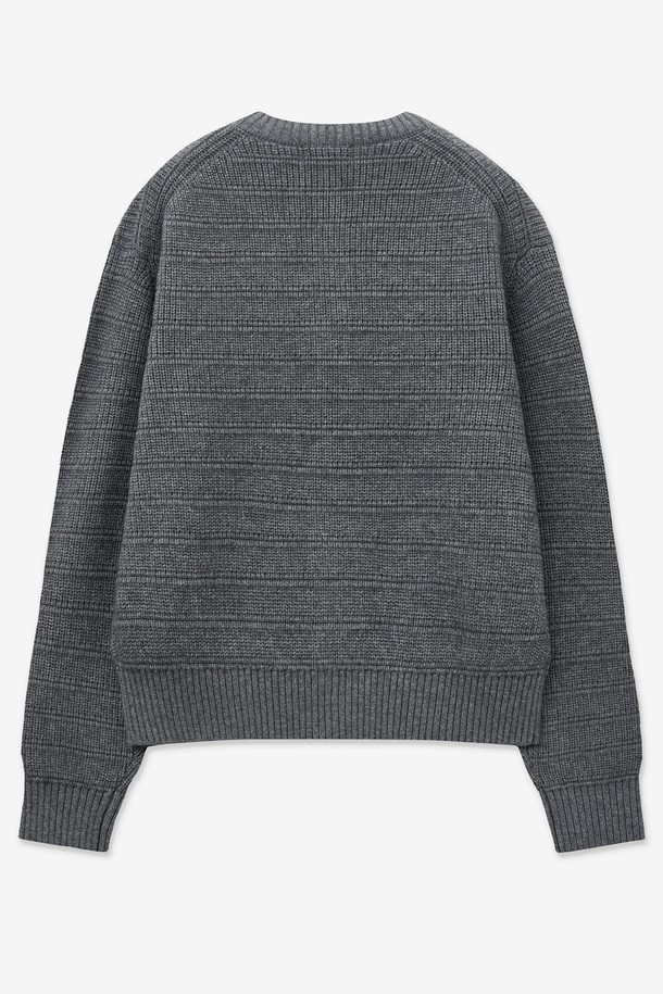 Chunky Wool Knit Cardigan (Grey) (청키 울 니트 가디건 (그레이), TNSW5F101G2)는 부드러운 촉감의 울 소재로 제작되어 가을과 겨울에 따뜻하게 착용할 수 있는 여성용 오버핏 크롭 기장의 가디건입니다. 라운드넥 디자인에 버튼 여밈 방식으로 편안하게 입고 벗을 수 있으며, 데이트룩과 모임룩, 캐주얼 및 미니멀 스타일 연출에 적합합니다. 청키한 니트 짜임으로 포근함을 더했으며, 긴 소매 기장으로 더욱 따뜻하고 스타일리시하게 연출 가능합니다. 베이직한 디자인과 그레이 컬러로 다양한 룩에 활용하기 좋은 아이템입니다.
