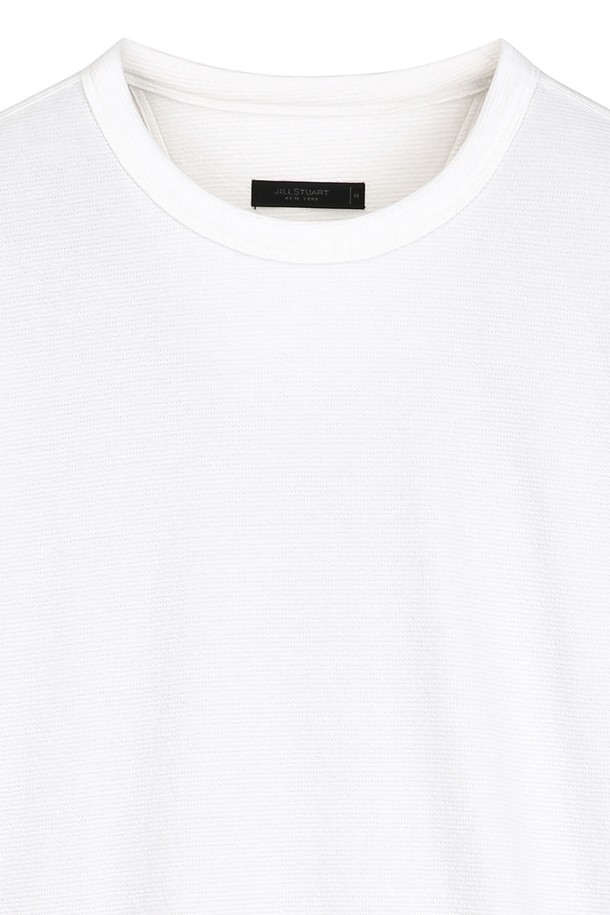 화이트 골지 베이직 라운드 티셔츠는 면 72%, 폴리에스터 26%, 폴리우레탄 2% 혼방 소재로 제작되어 부드러운 착용감을 선사합니다. 라운드넥 디자인과 베이직 핏, 긴 소매 기장으로 어떤 스타일에도 쉽게 매치할 수 있습니다. 골지 패턴이 은은한 포인트를 더하며, 봄, 여름 시즌 데이트룩, 카페룩 등 다양한 TPO에 활용하기 좋습니다. 캐주얼, 미니멀, 클래식 스타일을 즐겨 입는 분들께 추천하며, 중국에서 제조되었습니다.
