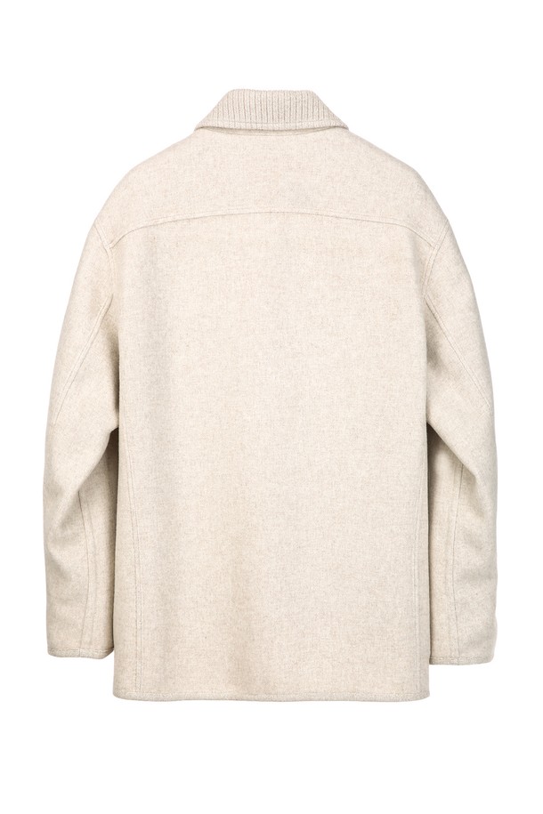 라이트베이지 울 블랜드 핸드메이드 초어 셔츠 (JNSH5C202I1)는 가을과 겨울, 클래식과 미니멀 스타일을 즐기는 남성을 위한 셔츠입니다. 울 90%와 나일론 혼방 소재로 제작되어 보온성이 뛰어나며, 레귤러 핏과 긴 소매 기장으로 편안한 착용감을 선사합니다. 핸드메이드 방식으로 제작되어 고급스러운 분위기를 더하며, 안감은 폴리에스터, 여밈 방식은 버튼으로 디자인되었습니다. 출근룩, 비즈니스 캐주얼, 겨울 데일리룩 등 다양한 TPO에 활용할 수 있으며, 시크한 스타일을 연출하기에도 좋습니다. 드라이클리닝 관리를 권장합니다.
