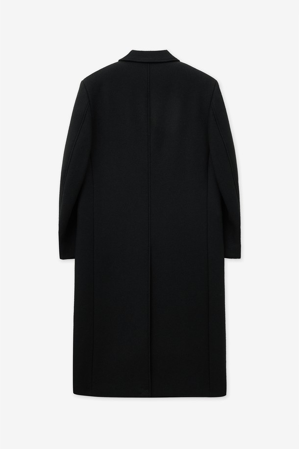 헤비 울 더블 브레스티드 코트 (블랙) TNCO5F101BK는 여성용으로, 가을과 겨울에 착용하기 좋은 롱 기장의 더블 코트입니다. 클래식하고 미니멀한 스타일을 추구하며, 오버핏으로 제작되어 편안한 착용감을 선사합니다. 숄더 패드가 내장되어 있으며, 울 소재로 제작되어 두꺼운 두께감을 자랑합니다. 오피스룩, 출근룩, 모임룩 등 다양한 TPO에 활용 가능하며, 시크한 매력을 더해줍니다.
