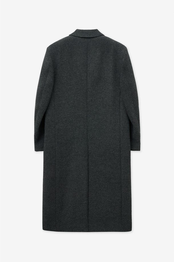 헤비 울 더블 브레스티드 코트 (트윌 그레이)는 남성 고객을 위한 아우터 코트입니다. 가을과 겨울에 어울리는 두꺼운 두께감의 롱 기장 더블 코트로, 클래식하고 미니멀한 스타일을 연출합니다. 뻣뻣한 촉감의 울 소재와 테일러드 칼라, 투 버튼 디테일이 특징이며, 오버핏으로 제작되었습니다. 오피스룩, 비즈니스 캐주얼, 모임룩 등 다양한 TPO에 시크하게 매치할 수 있습니다.
