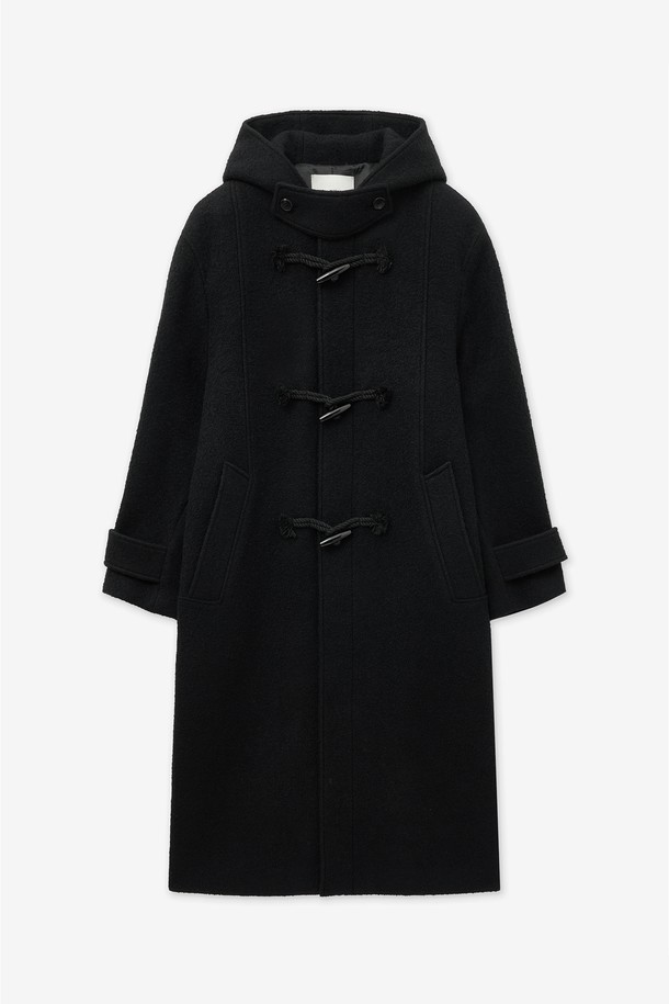 울 부클 더플 코트 (블랙) TNCO5F104BK는 남성용 겨울 아우터로, 클래식하고 베이직한 스타일을 연출합니다. 부드러운 촉감의 두꺼운 울 소재로 제작되어 보온성을 높였으며, 롱 기장의 레귤러핏으로 편안하게 착용 가능합니다. 후드와 토글 버튼 디테일이 돋보이는 더플코트로, 출근룩과 미니멀, 캐주얼 스타일 모두 소화할 수 있습니다. 무지 디자인의 블랙 컬러로 다양한 룩에 활용하기 용이합니다.
