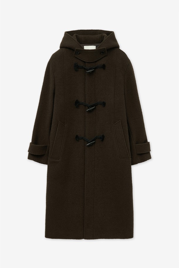 **울 부클 더플 코트 (브라운) TNCO5F104W2**는 여성용 아우터로, 가을과 겨울에 따뜻하게 착용하기 좋습니다. 부드러운 촉감의 울 소재로 제작되었으며, 클래식하고 베이직한 스타일을 연출합니다. 롱 기장에 하이넥과 후드가 디자인되어 보온성을 높였으며, 토글 여밈 방식으로 포인트를 더했습니다. 레귤러핏으로 제작되어 편안한 착용감을 선사하며, 출근룩과 모임룩, 미니멀, 캐주얼 스타일 모두 소화 가능합니다.
