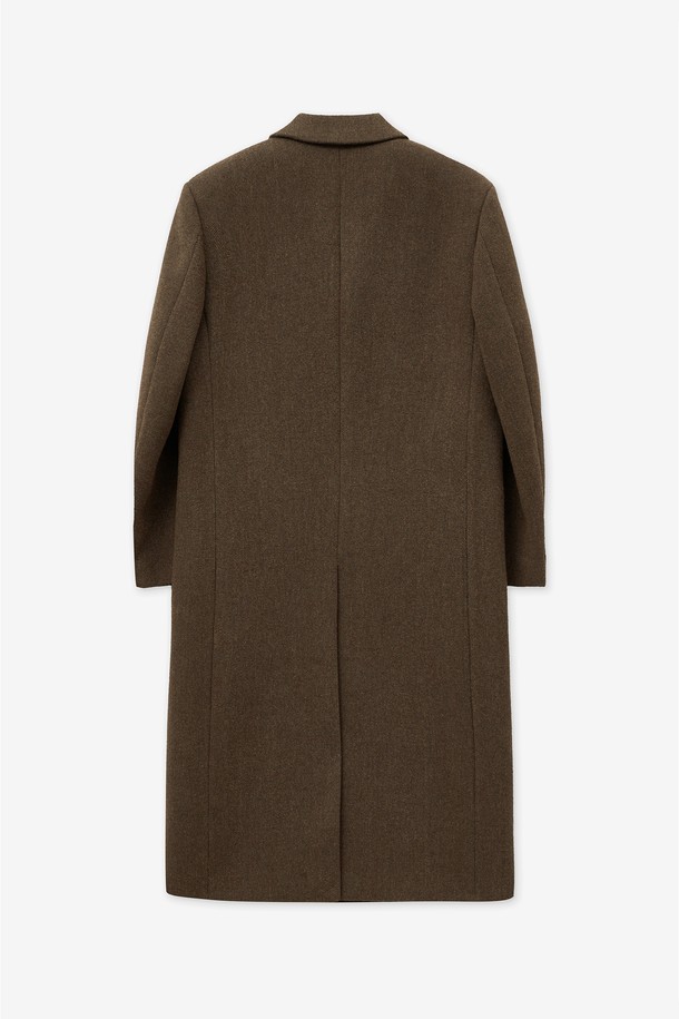 헤링본 패턴의 오버사이즈 싱글 코트(레드 브라운) TNCO5F103W2는 가을과 겨울, 당신의 스타일을 완성할 여성용 코트입니다. 울 소재와 두꺼운 두께감으로 따뜻함을 제공하며, 클래식하면서도 미니멀한 스타일을 연출합니다. 롱 기장의 오버핏 디자인은 시크한 무드를 더하며, 싱글 버튼 여밈 방식으로 간편하게 착용할 수 있습니다. 출근룩, 모임룩, 데이트룩 등 다양한 TPO에 활용하여 세련된 스타일을 완성해 보세요. 긴 소매와 헤링본 패턴이 돋보이는 이 코트는 당신의 옷장에 특별함을 더해줄 것입니다.
