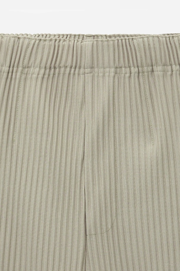 요요기 플리츠 와이드 핏 팬츠(베이지) TNPA5F111I2는 여성용 플리츠 팬츠입니다. 얇고 부드러운 폴리에스테르 소재로 제작되어 봄, 가을에 착용하기 좋습니다. 허리 밴딩 처리로 편안하게 착용 가능하며, 와이드 핏과 롱 기장으로 다리가 길어 보이는 효과를 줍니다. 미니멀하고 베이직한 디자인으로 출근룩, 모임룩 등 다양한 TPO에 활용 가능하며, 미니멀, 클래식, 캐주얼 스타일 모두 소화할 수 있습니다. 플리츠 디테일이 더해져 은은한 포인트를 주는 베이지 컬러의 무지 팬츠입니다.
