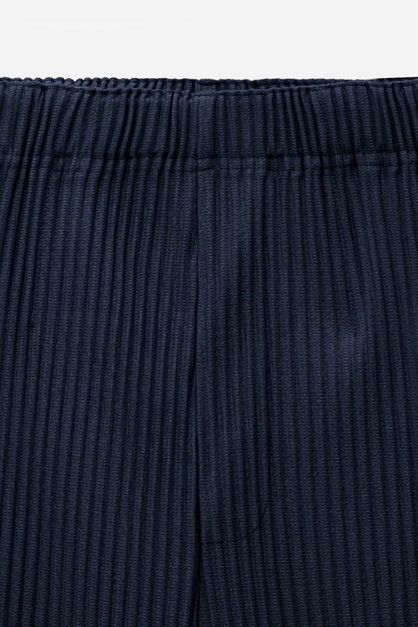 요요기 플리츠 와이드 핏 팬츠(네이비) TNPA5F111N2는 미니멀하고 베이직한 스타일을 추구하는 남성 고객을 위한 와이드 팬츠입니다. 봄, 가을에 적합한 얇은 두께의 폴리에스테르 소재로 제작되어 부드러운 촉감을 선사하며, 루즈핏으로 편안한 착용감을 제공합니다. 플리츠 디테일이 돋보이며, 밴딩 처리로 활동성을 높였습니다. 출근룩, 비즈니스 캐주얼, 데이트룩 등 다양한 TPO에 활용 가능하며, 미니멀, 클래식, 캐주얼 스타일을 모두 소화할 수 있습니다.
