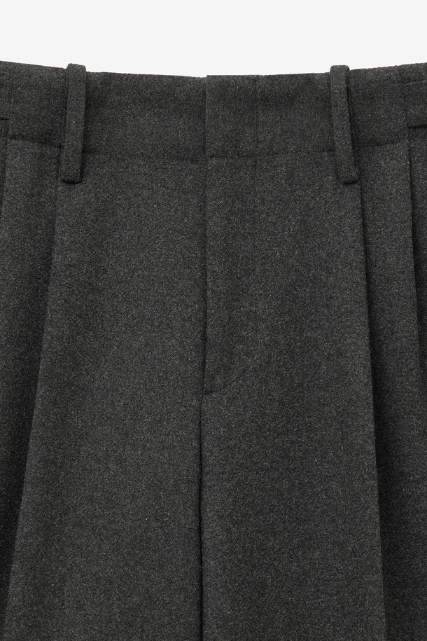 그레이 컬러의 Waist 울 블렌디드 와이드 팬츠 TNPA5F202G2는 가을, 겨울 시즌에 어울리는 여성용 바지입니다. 울 소재를 사용하여 보온성을 높였으며, 두꺼운 두께감으로 포근한 착용감을 선사합니다. 루즈핏 와이드 디자인과 하이웨스트 스타일이 시크하고 클래식한 분위기를 연출하며, 오피스룩, 출근룩, 모임룩 등 다양한 TPO에 활용 가능합니다. 미니멀한 무드의 스타일을 선호하는 분들께 추천합니다.
