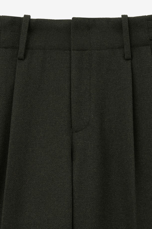 카키 색상의 울 혼방 와이드 팬츠 TNPA5F202K2는 가을, 겨울 시즌에 어울리는 여성용 바지입니다. 베이직하고 클래식한 스타일로, 오피스룩, 출근룩, 모임룩 등 다양한 TPO에 활용 가능합니다. 두께감 있는 소재와 루즈핏으로 편안한 착용감을 선사하며, 하이웨스트 디자인이 특징입니다. 울 소재 특유의 고급스러운 분위기를 연출하여 미니멀하고 세련된 스타일을 완성해 보세요.
