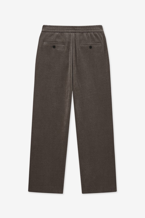 토프 베이지 컬러의 벨벳 니트 밴딩 팬츠입니다. 부드러운 벨벳과 니트 소재로 제작되어 가을, 겨울에 따뜻하게 입을 수 있습니다. 와이드핏 실루엣에 루즈핏으로 편안한 착용감을 선사하며, 밴딩 허리 디테일로 활동성을 더했습니다. 집콕룩, 겨울 데일리룩, 산책룩 등 다양한 TPO에 활용 가능하며, 캐주얼, 미니멀 스타일을 즐기는 분들께 추천합니다. 두꺼운 두께감으로 보온성을 높였습니다.
