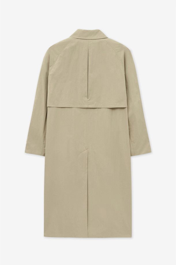 베이지 컬러의 발마칸 오버사이즈 트렌치 코트입니다. 면 소재로 제작되어 봄, 가을 간절기에 착용하기 좋으며, 싱글 버튼 여밈 방식으로 깔끔한 실루엣을 연출합니다. 롱 기장에 오버핏 디자인으로 클래식하면서도 미니멀한 스타일을 완성합니다. 출근룩, 모임룩, 데이트룩 등 다양한 TPO에 활용 가능하며, 어떤 룩에도 시크한 무드를 더해줍니다. 칼라와 포켓 디테일이 돋보이는 발마칸 코트입니다.
