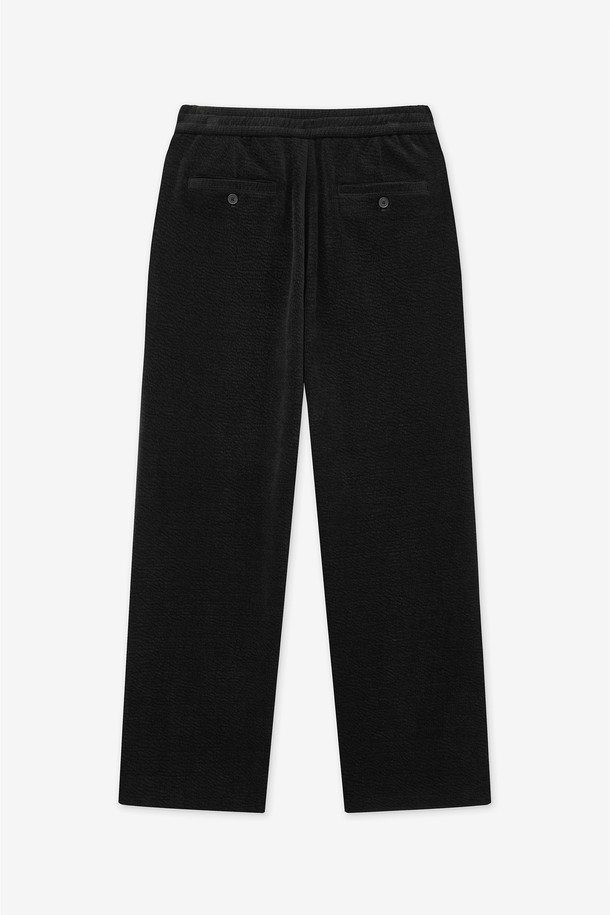 벨벳 니트 와이드 핏 밴딩 팬츠 (블랙) TNPA5F203BK는 부드러운 벨벳과 니트 소재가 조화롭게 어우러진 여성용 밴딩 팬츠입니다. 넉넉한 루즈핏 와이드 실루엣으로 편안한 착용감을 선사하며, 가을, 겨울 시즌 따뜻하게 입을 수 있습니다. 무지 디자인에 블랙 컬러로 어떤 상의와도 잘 어울려 베이직하면서도 캐주얼한 스타일을 연출합니다. 집콕룩이나 겨울 데일리룩으로 활용하기 좋으며, 캐주얼, 미니멀, 클래식 등 다양한 스타일을 소화할 수 있습니다.
