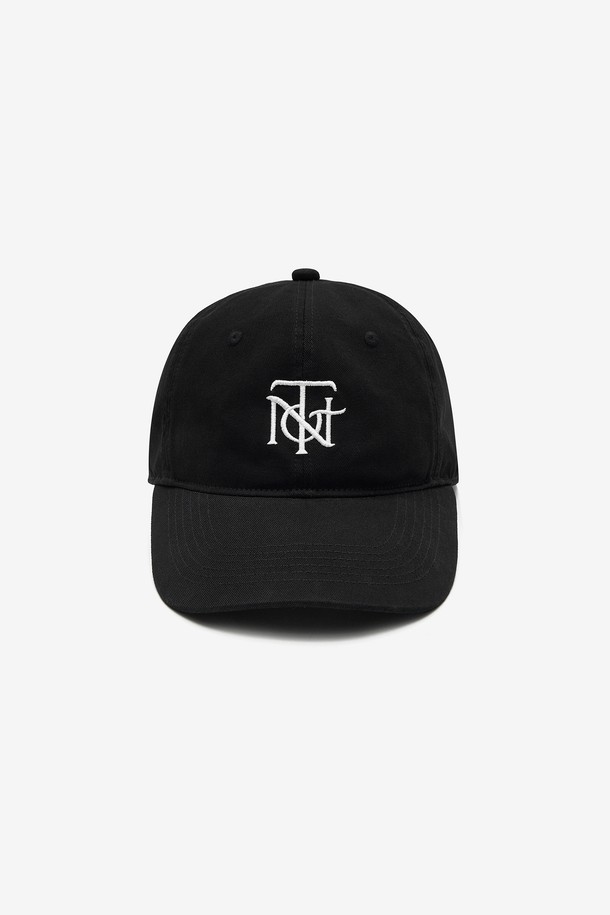 시그니처 로고 볼 캡 (블랙) TNHE5F100BK는 일상, 산책룩, 여행룩 등 다양한 TPO에 활용하기 좋은 볼캡입니다. 캐주얼, 미니멀, 클래식 스타일을 즐겨 입는 분들께 추천하며, 봄, 여름, 가을 시즌에 착용하기 좋습니다. 부드러운 면 소재로 제작되어 편안한 착용감을 선사하며, 일반 깊이와 챙 넓이로 누구나 부담 없이 착용할 수 있습니다. 블랙 컬러에 로고 자수 디테일이 돋보이며, 조절 스트랩으로 간편하게 핏을 조절할 수 있습니다.
