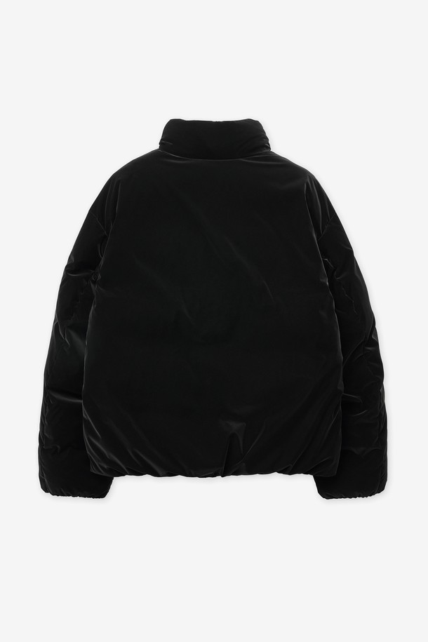 European-goose(유러피안-구스) 광택 다운 점퍼 (블랙) TNJU5F204BK는 겨울철 보온성을 책임지는 여성용 패딩입니다. 미니멀한 스타일의 무지 디자인으로, 출근룩에 적합하며 클래식한 분위기를 연출합니다. 부드러운 촉감의 나일론 소재와 오버핏으로 편안한 착용감을 선사하며, 두꺼운 두께감으로 뛰어난 보온성을 제공합니다. 구스다운 충전재와 집업 여밈 방식으로 제작되었으며, 긴 소매 기장과 레귤러 기장으로 어떤 스타일에도 잘 어울립니다. 경량 기능으로 활동성을 높인 실용적인 아이템입니다.
