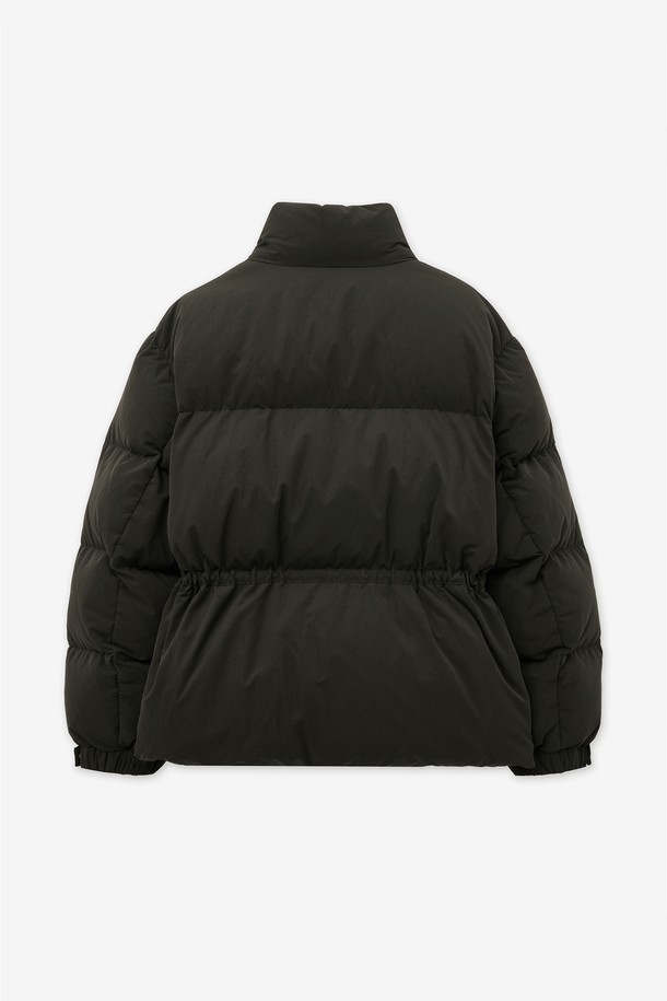 유러피안-구스 오피스 다운 점퍼 (빈티지 브라운) TNJU5F203W2는 일상, 여행, 캠핑 등 다양한 TPO에 활용 가능한 여성용 다운 점퍼입니다. 캐주얼, 미니멀, 고프코어 스타일을 아우르는 디자인으로, 부드러운 촉감의 구스다운 소재를 사용하여 보온성과 경량성을 동시에 갖췄습니다. 크롭 기장의 오버핏으로 트렌디한 핏을 연출하며, 후드와 포켓 디테일이 실용성을 더합니다. 숏패딩 스타일의 집업 방식이며, 빈티지 브라운 컬러가 은은한 멋을 자아냅니다. 겨울철 따뜻하고 스타일리시한 연출을 위한 필수 아이템입니다.
