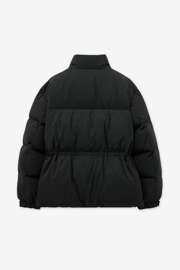 유러피안-구스 오피스 다운 점퍼 (블랙) TNJU5F203BK는 남성용 겨울 점퍼입니다. 미니멀하고 클래식한 스타일로, 출근룩과 데이트룩에 모두 잘 어울립니다. 두꺼운 두께감과 부드러운 촉감의 구스다운 소재로 제작되어 뛰어난 보온성을 제공합니다. 무지 디자인에 오버핏 크롭 기장으로 시크한 매력을 더하며, 집업 및 스냅 여밈 방식과 포켓 디테일이 특징입니다.
