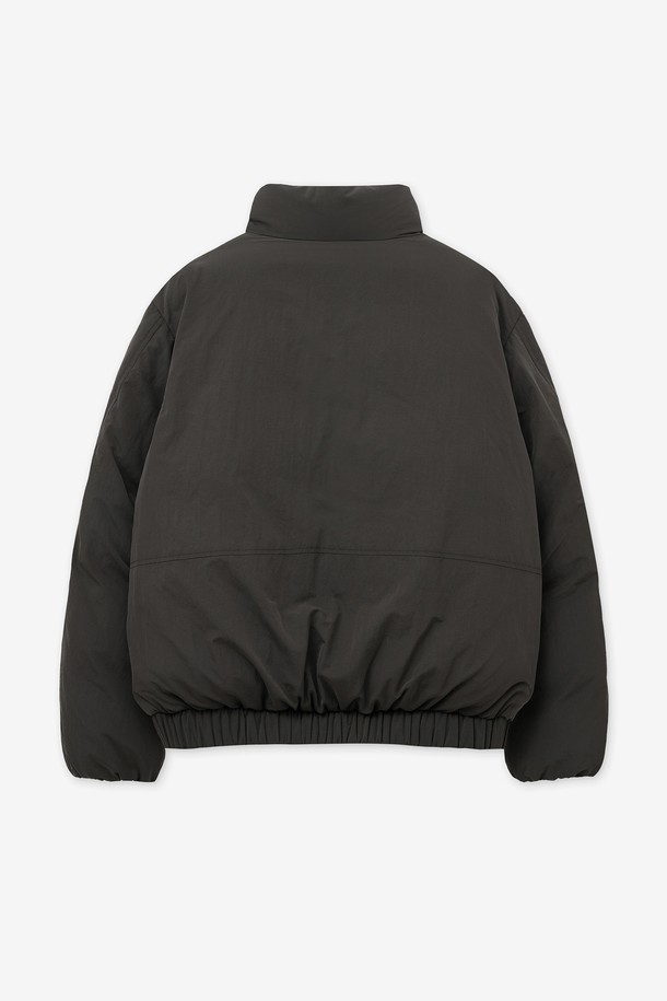 빈티지 브라운 컬러의 유럽 구스다운 푸퍼입니다. 오버핏으로 제작되어 편안한 착용감을 선사하며, 크롭 기장과 하이넥 디자인이 특징입니다. 캐주얼, 미니멀, 클래식 스타일을 모두 아우르는 디자인으로 여행룩에도 잘 어울립니다. 두꺼운 두께감과 부드러운 촉감의 구스다운 소재로 겨울철 따뜻하게 입을 수 있으며, 집업 여밈 방식으로 간편하게 착용 가능합니다. 무지 디자인으로 어떤 옷에도 매치하기 쉬운 데일리 아우터입니다.
