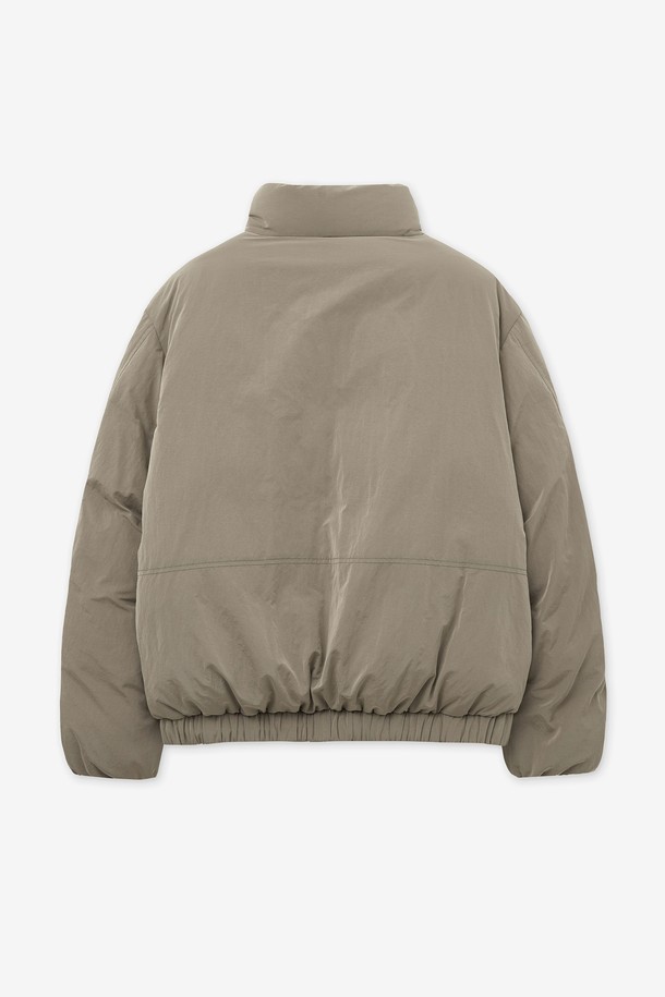 유러피안 구스 다운 푸퍼 (더스티 베이지) TNJU5F201I2는 남성용 아우터 패딩입니다. 캐주얼, 미니멀 스타일을 기반으로 하여 출근룩, 데이트룩 등 다양한 TPO에 적합합니다. 두꺼운 두께감의 숏패딩으로, 부드러운 촉감의 구스다운 충전재가 특징입니다. 오버핏 크롭 기장으로 디자인되어 있으며, 무지 패턴에 스냅 여밈 방식을 적용했습니다. 겨울철 따뜻하고 스타일리시하게 연출할 수 있는 아이템입니다.
