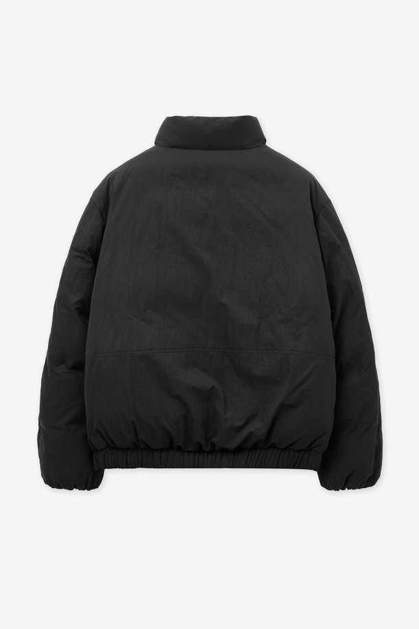 유러피안-구스 다운 푸퍼 (블랙) TNJU5F201BK는 겨울철 보온성을 책임지는 숏패딩입니다. 베이직하고 캐주얼한 스타일로, 일상과 출근룩, 여행룩에 모두 활용하기 좋습니다. 오버핏 디자인에 하이넥으로 제작되어 더욱 따뜻하게 착용할 수 있으며, 부드러운 촉감의 구스다운 충전재가 풍성한 볼륨감을 선사합니다. 집업 방식으로 간편하게 입고 벗을 수 있으며, 긴 소매 기장으로 안정적인 착용감을 제공합니다. 무지 디자인으로 어떤 스타일에도 쉽게 매치할 수 있는 실용적인 아이템입니다.
