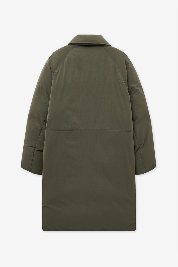 유러피안-구스 더플 롱 다운 점퍼 (카키) TNJU5F207K2는 여성용 다운 점퍼입니다. 캐주얼, 미니멀, 클래식 스타일을 아우르며, 일상과 여행, 캠핑룩에 모두 활용하기 좋습니다. 롱 기장의 오버핏 디자인으로, 구스다운 충전재와 두꺼운 두께감으로 뛰어난 보온성을 제공합니다. 부드러운 촉감과 토글 여밈 방식, 퍼 장식이 더해져 따뜻하고 포근한 겨울 스타일을 연출합니다. 무지 패턴의 카키 컬러로 다양한 룩에 매치하기 용이합니다.
