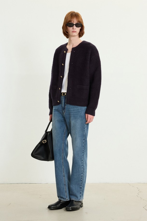 골드 버튼 모헤어 가디건 (네이비) TNSW5F103N2는 여성스러운 무드를 연출하는 클래식 & 베이직 스타일의 니트 가디건입니다. 부드러운 촉감의 모헤어 소재로 제작되었으며, 두께감이 있어 가을과 겨울에 따뜻하게 착용할 수 있습니다. 톤온톤의 네이비 컬러에 골드 버튼 장식이 더해져 고급스러운 포인트를 더했습니다. 라운드넥과 루즈핏 디자인으로 편안한 착용감을 선사하며, 데이트룩, 모임룩, 출근룩 등 다양한 TPO에 활용 가능합니다. 미니멀하면서도 시크한 매력을 뽐낼 수 있는 아이템입니다.
