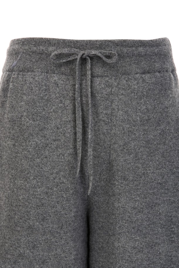 다크그레이 컬러의 울 펠트 소재 여성 니트 팬츠입니다. 가을, 겨울 시즌에 어울리는 두꺼운 두께감과 부드러운 촉감이 특징이며, 베이직한 디자인으로 다양한 스타일 연출이 용이합니다. 레귤러핏으로 편안하게 착용 가능하며, 허리 밴딩 처리로 활동성을 높였습니다. 출근룩, 클래식, 미니멀, 캐주얼 스타일 모두 소화 가능한 아이템입니다. 드라이클리닝 전용으로 관리해야 합니다.
