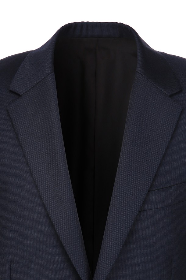 [E.ZEGNA 원단] 투톤 다크네이비 시그니처 수트 재킷 (JNJA5D502N3)은 남성 고객을 위한 포멀한 수트 재킷입니다. 사계절 모두 착용 가능하며, 클래식하고 시크한 스타일을 연출합니다. 부드러운 촉감의 모 소재와 레이온 안감으로 제작되었으며, 활동성을 고려한 디자인입니다. 다크네이비 투톤 컬러와 레귤러핏, 싱글 버튼 여밈, 사이드 벤트 디테일이 특징입니다. 오피스룩, 비즈니스 캐주얼, 출근룩 등 다양한 TPO에 활용 가능합니다.
