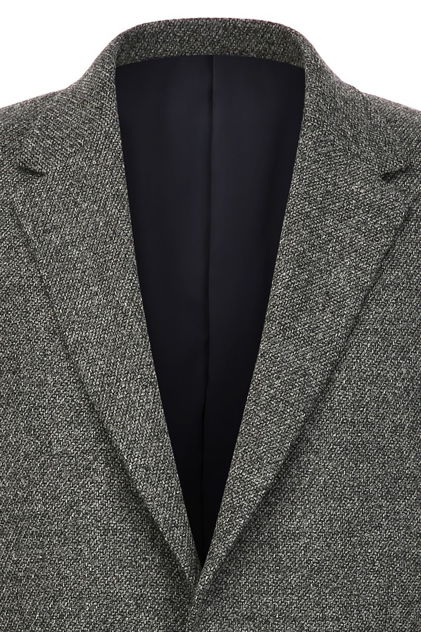 Loro-piana (로로피아나) 원단의 고급스러움을 느낄 수 있는 그레이 컬러의 남성 울 아웃포켓 재킷입니다. 가을과 겨울에 어울리는 두꺼운 두께감으로 따뜻하게 착용 가능하며, 부드러운 촉감이 특징입니다. 클래식하고 미니멀한 디자인에 레귤러 핏, 싱글 버튼 여밈 방식으로 세련된 스타일을 연출합니다. 안감은 폴리에스터를 사용하여 편안함을 더했으며, 아웃포켓 디테일로 실용성을 높였습니다. 오피스룩, 비즈니스 캐주얼, 모임룩 등 다양한 TPO에 활용 가능합니다.
