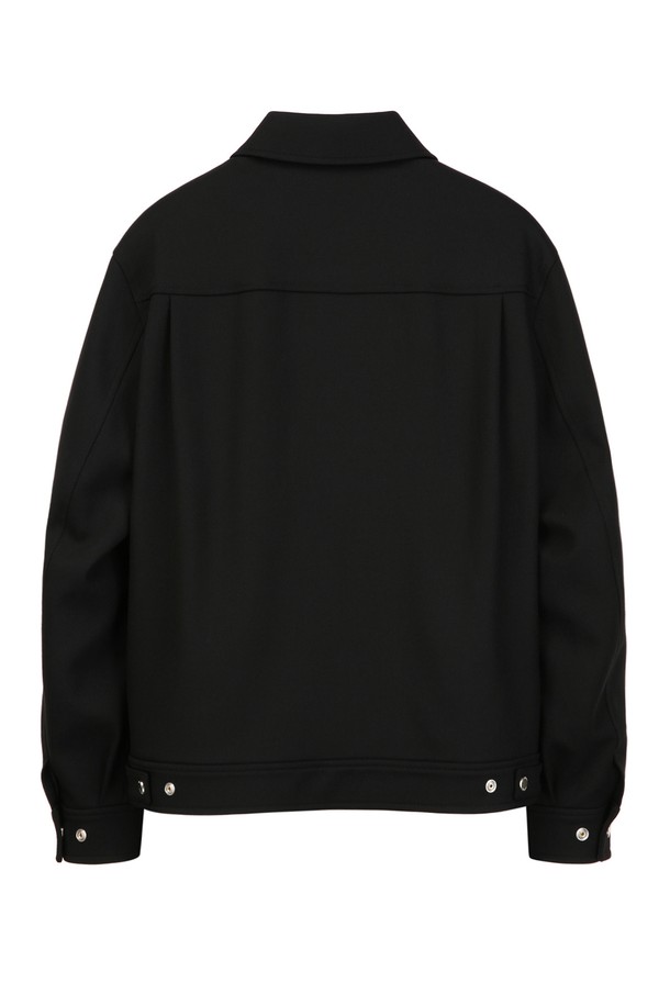 [THE TWILL] [G.B.Conte] 트윌 카라넥 블루종 (JNJU5C001BK)은 남성용 아우터로, 봄, 가을 시즌에 착용하기 좋은 클래식하고 베이직한 스타일의 블루종입니다. 블랙 컬러의 무지 디자인에 레귤러 핏으로 제작되었으며, 두꺼운 두께감으로 안정감 있는 착용감을 선사합니다. 폴리에스터, 모, 폴리우레탄 혼방 소재로 제작되어 튼튼하며, 긴 소매와 카라넥 디자인이 특징입니다. 안감이 있어 보온성을 더하며, 출근룩, 비즈니스 캐주얼, 모임룩 등 다양한 TPO에 활용 가능합니다.
