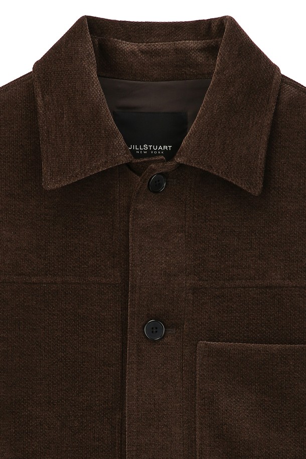 매혹적인 다크카키 컬러의 벨루어 소재 셔츠형 점퍼입니다. 부드러운 촉감과 두꺼운 두께감으로 가을, 겨울철 따뜻하게 착용할 수 있습니다. 베이직하고 캐주얼한 스타일로, 데일리룩은 물론 출근룩까지 폭넓게 활용 가능합니다. 레귤러핏에 무지 디자인, 버튼 여밈 방식과 셔츠형 코트 타입으로 클래식한 무드를 더했습니다. 실용적인 포켓 디테일과 안감, 긴 소매 기장으로 완성도를 높인 점퍼입니다.
