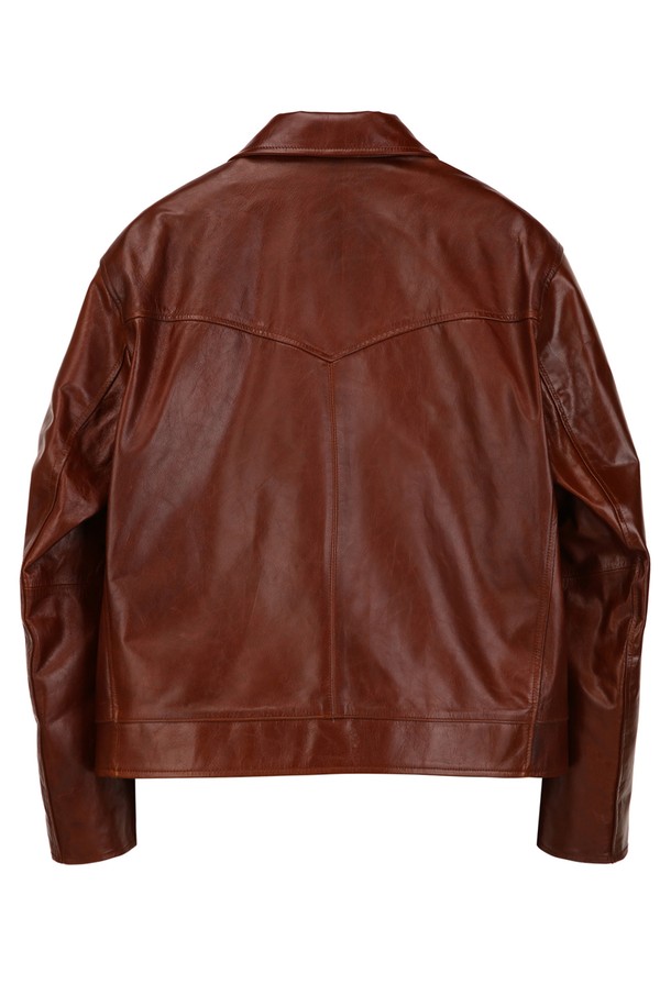 테라코타 풀업 램 스킨 카라 집업 블루종 (JNJU5C508W3)은 고급스러운 다크브라운 컬러의 남성용 블루종입니다. 부드러운 촉감의 양가죽 소재와 보온성을 더하는 안감 폴리에스터, 두꺼운 두께감으로 가을과 겨울에 따뜻하게 착용할 수 있습니다. 캐주얼, 클래식 스타일을 모두 아우르며 데이트룩, 출근룩, 모임룩 등 다양한 TPO에 활용 가능합니다. 레귤러핏 크롭 기장에 집업 여밈 방식과 카라 디테일로 세련된 디자인을 완성했습니다. 미니멀한 무드를 연출하며, 소매는 긴 소매로 제작되었습니다.
