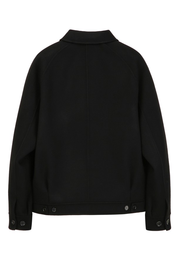 블랙 컬러의 남성용 핸드메이드 카라 블루종입니다. 가을, 겨울 시즌에 어울리는 두꺼운 두께감의 모, 캐시미어, 폴리에스터 혼방 소재로 제작되어 부드러운 촉감을 선사합니다. 레귤러 핏으로 제작되었으며, 클래식하고 베이직한 디자인에 집업 여밈 방식을 적용했습니다. 출근룩, 비즈니스 캐주얼, 모임룩 등 다양한 TPO에 활용 가능하며, 미니멀하고 시크한 스타일을 연출하기 좋습니다. 무지 패턴에 카라 디테일을 더해 세련된 분위기를 강조한 제품입니다.
