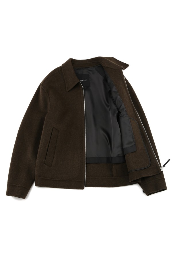 다크카키 컬러의 남성용 핸드메이드 카라 블루종입니다. 양모와 캐시미어 혼방 소재로 제작되어 부드러운 촉감과 두꺼운 두께감을 자랑하며, 가을/겨울 시즌에 착용하기 좋습니다. 레귤러핏으로 제작되었으며, 클래식하고 베이직한 디자인에 무지 패턴으로 미니멀한 스타일 연출이 용이합니다. 집업 여밈 방식에 긴 소매 기장, 카라 디테일이 돋보이며, 출근룩, 모임룩, 데이트룩 등 다양한 TPO에 활용 가능합니다.
