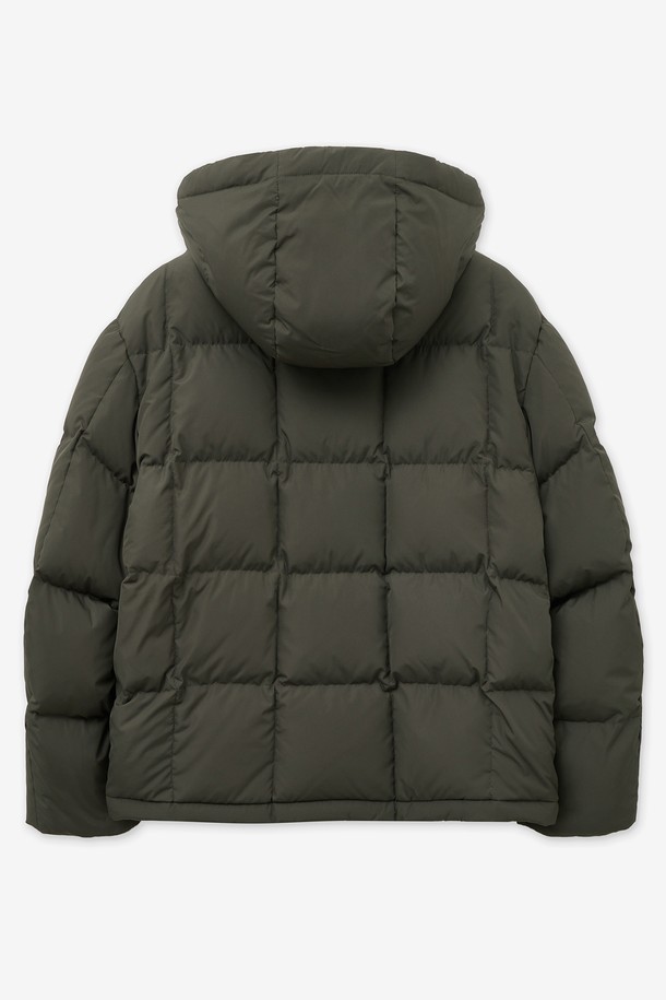 Karakoram (카라코람) 숏 구스다운 점퍼 (Khaki) TNJU5F208K2는 겨울철 캐주얼 및 스포티 스타일을 연출하기에 적합한 남성용 아우터입니다. 오버핏으로 제작되어 편안한 착용감을 제공하며, 부드러운 촉감의 구스다운 충전재와 두꺼운 두께감으로 뛰어난 보온성을 자랑합니다. 숏패딩 스타일의 집업 디자인에 후드, 양털 카라, 포켓 디테일이 더해져 캠핑룩과 같은 다양한 TPO에 활용할 수 있습니다. 무지 패턴의 카키 컬러로 어떤 스타일에도 쉽게 매치할 수 있으며, 겨울철 데일리룩으로 활용하기 좋습니다. 긴 소매 기장으로 따뜻함을 더하며, 캐주얼하고 미니멀한 스타일을 선호하는 남성에게 추천합니다.
