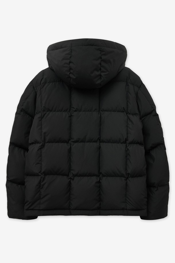 카라코람 숏 구스다운 점퍼(블랙) TNJU5F208BK는 겨울철 캐주얼 및 미니멀 스타일을 연출하기에 좋은 여성용 아우터입니다. 부드러운 촉감의 구스다운 충전재와 두꺼운 두께감으로 뛰어난 보온성을 제공합니다. 크롭 기장의 오버핏 디자인에 버튼 여밈 방식과 숏패딩 스타일이 특징이며, 무지 디자인으로 다양한 룩에 매치하기 용이합니다. 긴 소매와 포켓 디테일이 실용성을 더하여 일상에서 편안하게 착용할 수 있습니다. 블랙 컬러는 어떤 옷에도 잘 어울려 활용도가 높습니다.
