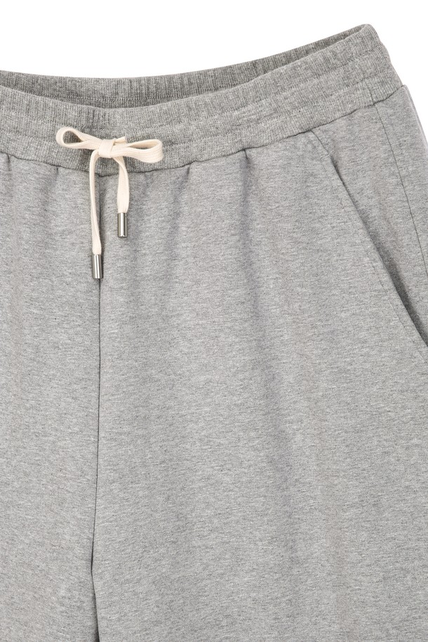 [NEWYORK SWEAT] 그레이 UrbanShell 와이드 조거 팬츠 (JNPA5C802G2)는 편안함과 스타일을 모두 갖춘 남성용 조거 팬츠입니다. 부드러운 촉감의 면, 나일론, 폴리우레탄 혼방 소재로 제작되어 봄, 가을에 적합합니다. 루즈핏으로 제작되어 활동성이 뛰어나며, 와이드 핏과 조거 핏의 세련된 디자인을 동시에 즐길 수 있습니다. 허리 밴딩과 드로우스트링으로 편안한 착용감을 제공하며, 시보리 디테일과 포켓으로 실용성을 더했습니다. 무지 패턴의 그레이 컬러로 다양한 캐주얼, 스포티, 미니멀 스타일 연출에 활용하기 좋습니다.
