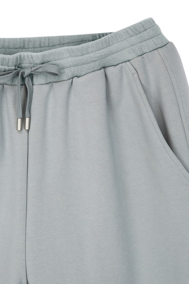 [NEWYORK SWEAT] 라이트그레이 UrbanShell 와이드 조거 팬츠 (JNPA5C802E1)는 캐주얼, 스포티, 미니멀 스타일을 소화하는 공용 조거 팬츠입니다. 봄, 가을에 적합하며, 얇고 부드러운 촉감의 면, 나일론, 폴리우레탄 혼방 소재로 제작되었습니다. 은은한 라이트 그레이 컬러에 루즈핏 와이드 조거 스타일로, 편안한 착용감을 선사합니다. 허리 밴딩과 시보리 디테일, 포켓으로 실용성을 더했으며, 산책룩과 집콕룩에 활용하기 좋습니다.
