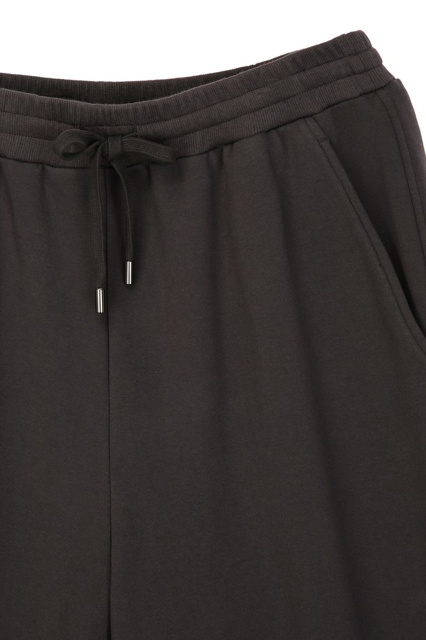 [NEWYORK SWEAT] 차콜그레이 UrbanShell 와이드 조거 팬츠 (JNPA5C802CG)는 면, 나일론, 폴리우레탄 혼방 소재로 제작되어 부드러운 촉감과 편안한 착용감을 제공합니다. 남성용이며, 일상복으로 활용하기 좋은 캐주얼, 스포티 스타일의 와이드 조거핏 팬츠입니다. 봄, 가을에 적합하며, 무지 디자인에 밴딩 허리와 시보리 디테일, 포켓으로 실용성을 더했습니다. 루즈핏으로 활동성을 높였으며, 차콜그레이 컬러로 다양한 상의와 손쉽게 매치할 수 있습니다.
