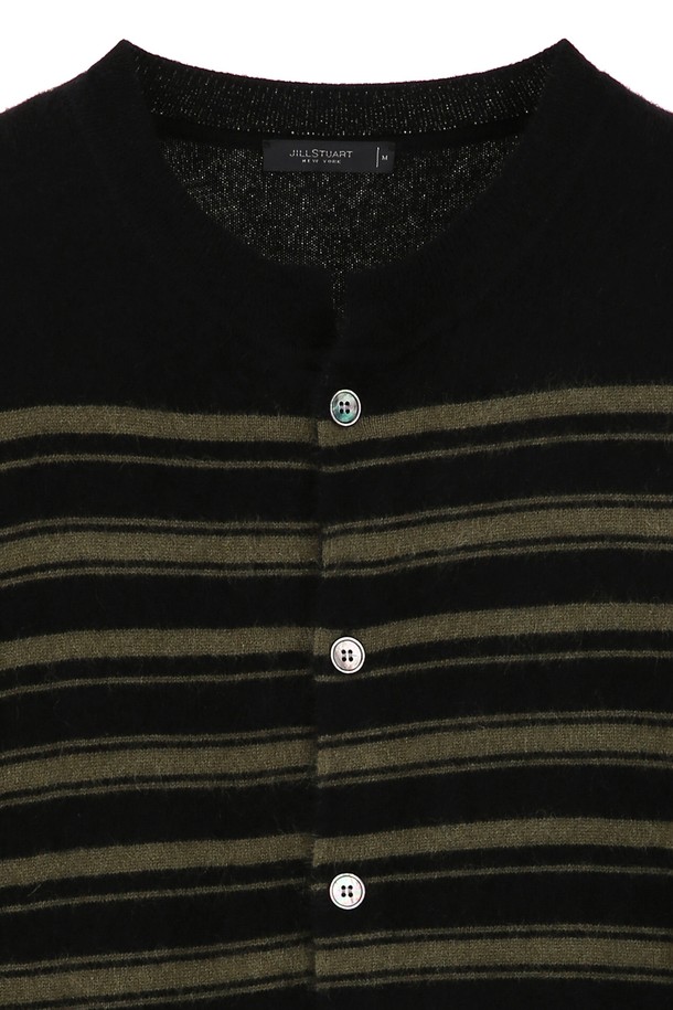 블랙 모헤어 라운드 스트라이프 가디건(JNSW5D218BK)은 가을, 겨울 시즌에 어울리는 남성용 가디건입니다. 부드러운 촉감의 모헤어 소재와 폴리에스터 안감이 혼방되어 보온성을 높였으며, 레귤러핏과 라운드넥 디자인으로 편안한 착용감을 선사합니다. 블랙과 다크 브라운 컬러의 스트라이프 패턴이 캐주얼하면서도 세련된 분위기를 연출하며, 출근룩과 모임룩 등 다양한 TPO에 활용 가능합니다. 두꺼운 두께감으로 따뜻함을 더하고, 소매는 긴 소매로 디자인 되었으며, 버튼 여밈 방식과 주머니 디테일로 실용성을 더했습니다. 베이직, 캐주얼, 클래식, 미니멀 스타일을 즐겨 입는 남성분들께 추천합니다.
