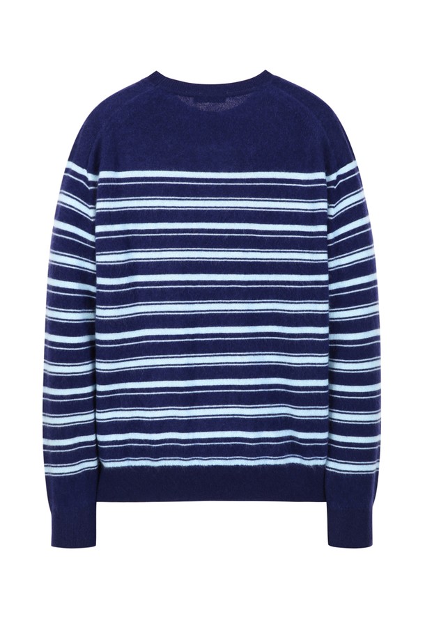 다크 네이비 컬러의 남성용 모헤어 라운드 스트라이프 니트(JNSW5D217N3)입니다. 가을과 겨울에 착용하기 좋은 두꺼운 두께감의 긴소매 니트로, 부드러운 촉감이 특징입니다. 폴리에스터, 면, 레이온, 폴리우레탄, 모헤어 혼방 소재로 제작되었으며, 라운드 넥과 레귤러 핏 디자인을 갖췄습니다. 베이직하고 캐주얼한 스타일로, 출근룩이나 모임룩에도 적합합니다. 드라이클리닝 전용이며, 보푸라기 발생 가능성이 있으므로 관리에 유의해야 합니다.
