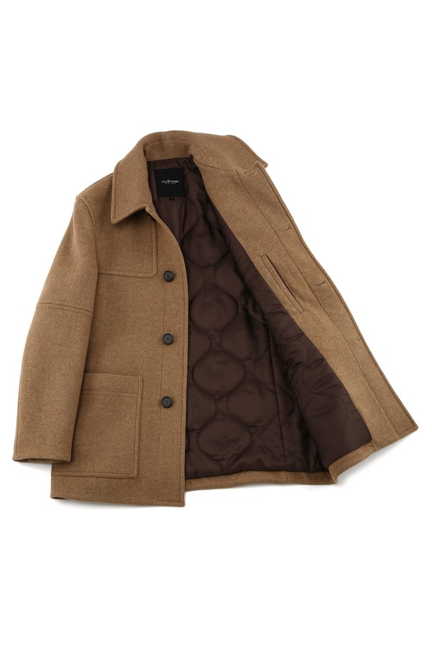 베이지 워크웨어 패딩 코트 (JNCO5D207I2)는 일상과 워크웨어 모두에 어울리는 공용 패딩 코트입니다. 부드러운 촉감과 따뜻한 보온성을 제공하며, 겨울철 출근룩과 모임룩에 적합합니다. 레귤러 핏과 무지 디자인으로 베이직하면서 캐주얼한 스타일을 연출하며, 모, 나일론, 캐시미어, 폴리에스터 등의 고급 소재를 사용하여 제작되었습니다. 두꺼운 두께감으로 추운 날씨에도 따뜻하게 착용할 수 있으며, 버튼 여밈 방식과 긴 소매 기장으로 클래식한 분위기를 더합니다.
