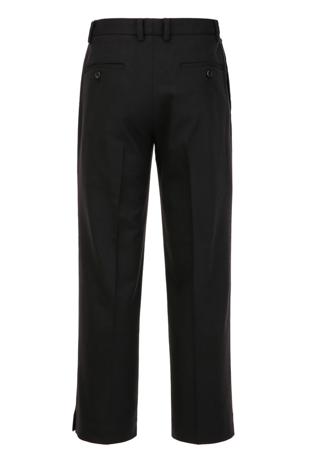 다크 브라운 컬러의 울 캐시미어 세미와이드 슬릿 슬랙스입니다. 가을, 겨울 시즌에 어울리는 두꺼운 두께감으로 포근하게 착용 가능하며, 부드러운 촉감이 특징입니다. 클래식하고 미니멀한 스타일을 연출하며, 오피스룩, 출근룩, 모임룩 등 다양한 TPO에 활용할 수 있습니다. 겉감은 모 89%, 캐시미어 10%, 폴리우레탄 1%로 구성되어 고급스러운 분위기를 더하며, 안감은 폴리에스터 100%로 편안한 착용감을 선사합니다. 다리 옆선 슬릿 디테일이 시크한 포인트를 더하여 세련된 스타일을 완성합니다.
