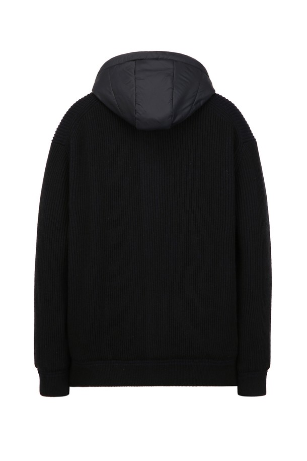 블랙 컬러의 남성용 하프 터틀넥 버튼 가디건입니다. 가을, 겨울 시즌에 어울리는 두꺼운 두께감과 부드러운 촉감이 특징이며, 일상과 출근룩에 모두 활용 가능합니다. 후드 탈착이 가능하여 다양한 스타일을 연출할 수 있으며, 충전재와 포켓이 있어 보온성과 실용성을 높였습니다. 레귤러핏으로 제작되었으며, 베이직하고 캐주얼한 스타일을 선호하는 남성분들에게 적합합니다. 모, 면, 나일론, 폴리에스터 혼방 소재로 제작되었습니다.
