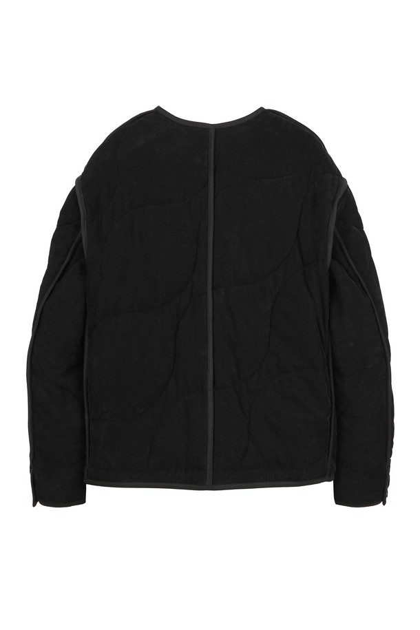 블랙 코듀로이 빅퀼팅 라운드 넥 패딩 점퍼 (JNJU5D213BK)는 부드러운 촉감의 코듀로이 소재와 레이온, 면, 폴리에스터 혼방으로 제작되어 따뜻함과 편안함을 동시에 선사합니다. 오버핏 디자인에 빅퀼팅 디테일이 돋보이는 캐주얼하고 베이직한 겨울 아우터입니다. 라운드 넥과 버튼 여밈 방식으로 편안하게 착용할 수 있으며, 크롭 기장으로 스타일리시함을 더했습니다. 무지 패턴의 블랙 컬러로 다양한 룩에 활용하기 좋으며, 일상복으로 활용하기 좋습니다. 
