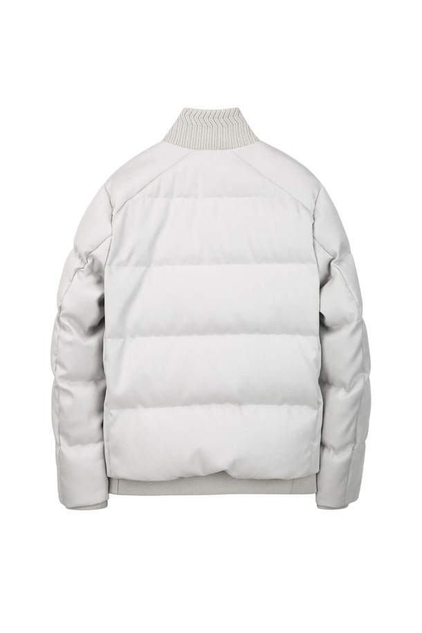 라이트그레이 인조스웨이드 다운 점퍼 (JNJU5D316G1)는 겨울철 출근룩을 위한 남성용 다운 점퍼입니다. 미니멀하고 베이직한 스타일의 무지 디자인으로, 부드러운 촉감의 폴리에스터, 나일론, 스웨이드 혼방 소재로 제작되었습니다. 두꺼운 두께감과 긴 소매 기장으로 보온성을 높였으며, 솜털 90%와 깃털 10%의 충전재를 사용하여 가볍고 따뜻합니다. 레귤러핏으로 제작되었으며 집업 여밈 방식과 시보리 디테일이 특징입니다. 안감은 나일론으로 마감되었습니다.
