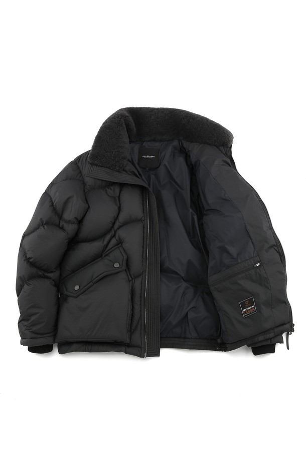 세련된 블랙 컬러의 "블랙 무스탕 넥 퀼팅 다운 점퍼(Black Mustang Neck Quilting Down Jumper)(JNJU5D314BK)"입니다. 출근룩, 비즈니스 캐주얼, 오피스룩에 적합한 본 제품은 클래식, 미니멀, 시크한 스타일을 연출합니다. 넥 부분의 퀼팅 디테일이 돋보이며, 다운 충전재로 보온성을 높였습니다. 어떤 옷에도 잘 어울리는 디자인으로, 겨울철 스타일리시한 연출을 도와줍니다. 심플하면서도 고급스러운 분위기를 자아내, 당신의 겨울 스타일을 더욱 돋보이게 할 것입니다.
