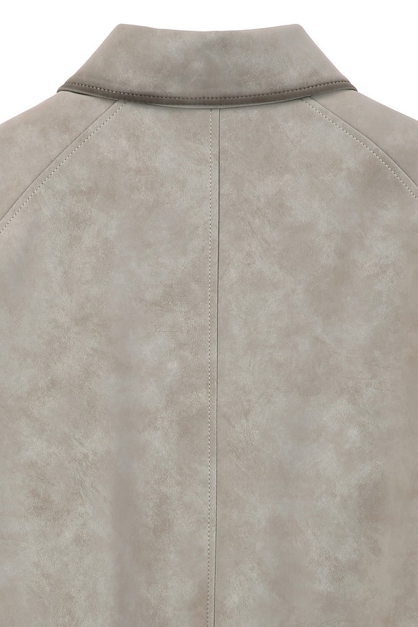 그레이 오일 워싱 인조 스웨이드 블루종 (JNJU5C502G1)은 남성용 아우터로, 캐주얼 및 베이직 스타일을 추구하는 분들께 적합합니다. 가을과 겨울에 따뜻하게 착용할 수 있도록 두꺼운 두께감으로 제작되었으며, 부드러운 촉감의 스웨이드 재질과 오일 워싱 가공으로 고급스러운 느낌을 더했습니다. 레귤러핏으로 편안한 착용감을 제공하며, 집업 여밈 방식과 긴 소매 기장으로 활동성을 높였습니다. 출근룩과 모임룩 등 다양한 TPO에 활용 가능하며, 캐주얼, 클래식, 미니멀 스타일 모두 소화할 수 있는 활용도 높은 아이템입니다.
