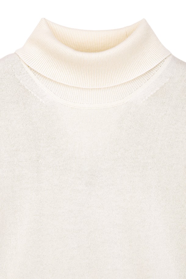 아아보리 캐시미어 블렌드 터틀넥 니트 (JNSW5D207IV)는 여성용 상의 니트/스웨터입니다. 캐시미어 100% 소재로 제작되어 부드러운 촉감과 뛰어난 보온성을 제공하며, 가을과 겨울에 착용하기 좋습니다. 베이직하고 클래식한 스타일로, 레귤러핏과 긴 소매 기장, 두꺼운 두께의 터틀넥 디자인이 특징입니다. 오피스룩과 출근룩, 미니멀하고 클래식한 스타일을 선호하는 분들께 추천합니다.
