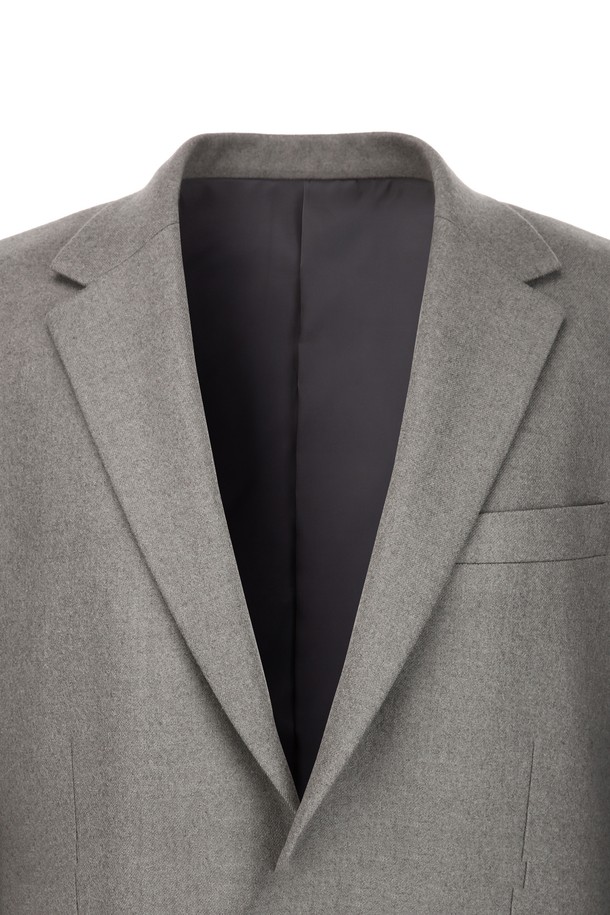 세피아 컬러의 여성용 윈터 베이직 울 셋업 재킷입니다. 겨울 시즌, 두꺼운 두께감으로 따뜻하게 착용할 수 있으며, 캐시미어, 모, 폴리우레탄 혼방 소재로 부드러운 촉감을 선사합니다. 베이직한 디자인에 싱글 버튼 여밈 방식으로 클래식하고 미니멀한 스타일을 연출합니다. 오피스룩, 출근룩, 모임룩 등 다양한 TPO에 활용 가능하며, 셋업으로 더욱 완성도 높은 스타일을 완성할 수 있습니다. 긴 소매 기장의 레귤러 기장 자켓입니다.
