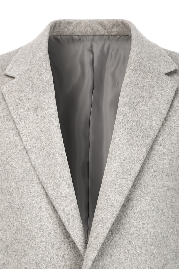 라이트베이지 캐시미어 솔리드 자켓 (JNJA5D606I1)은 가을, 겨울 시즌에 어울리는 클래식하고 베이직한 스타일의 테일러드 자켓입니다. 부드러운 촉감의 캐시미어 소재와 두꺼운 두께감으로 따뜻함을 선사하며, 레귤러 핏과 싱글 버튼 여밈으로 깔끔한 실루엣을 연출합니다. 안감은 레이온과 폴리에스터 혼방으로 제작되었으며, 소매는 긴 소매, 디자인은 솔리드 무지 패턴으로, 오피스룩, 출근룩, 모임룩 등 다양한 TPO에 활용 가능합니다. 주머니감은 면 100%, 소매 안감은 폴리에스터 100%이며, 드라이클리닝 전용으로 관리해야 합니다.
